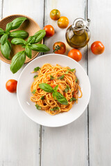 Piatto di semplici spaghetti al pomodoro, basilico e olio di oliva, un classico della dieta mediterranea , cibo italiano 