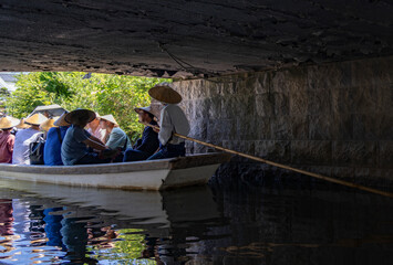 福岡・柳川の川下り（橋の下をくぐる船）