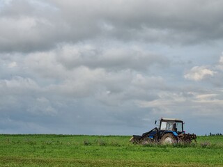 Fototapeta premium belarus tractor in field