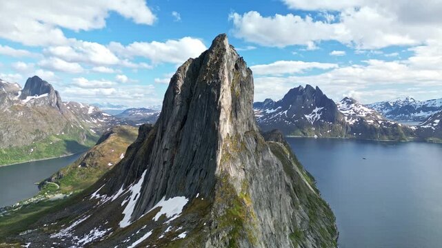 Die majest&auml;tische Felsformation auf Senja. Der segla in Norwegen