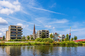 Blick über den Fluss Warnow auf die Hansestadt Rostock