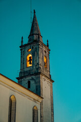 Fototapeta premium Torre de igreja católica iluminada