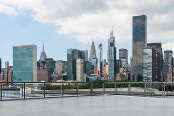 Obraz premium Rooftop view of Manhattan skyline featuring iconic buildings.