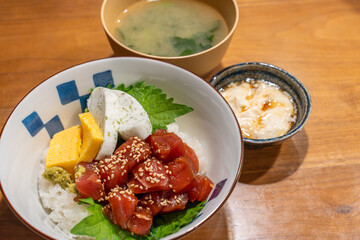 美味しそうな鮪の漬け丼
