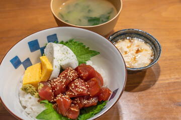 美味しそうな鮪の漬け丼