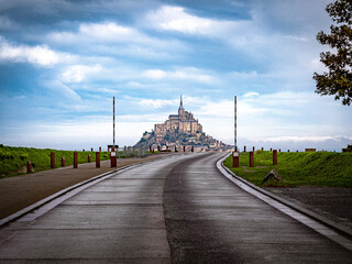 Fototapeta premium The Mont-saint-michel under cloudy sky