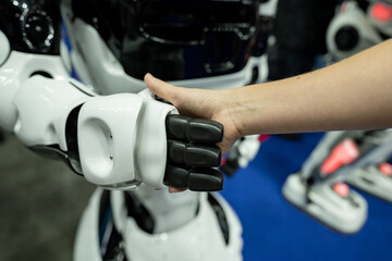 Obraz premium A woman shaking hands with a robot.