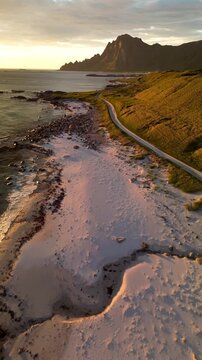 Der Bleiksandstrand bei Mitternachtsonne auf And&oslash;ya, Norwegen