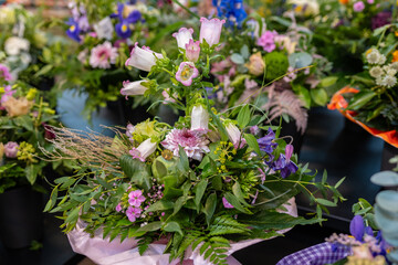 Bunter, gebundener Sommer Blumenstrauß