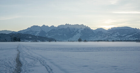 Winterabend mit Sonnenunterang über dem hohen Kasten am Rhein nahe Feldkirch (Bangs)