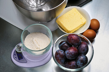 American Plum Pie. 120 grams of premium wheat flour, 115 grams of butter, 2 chicken eggs and 10 large plums are prepared for the pie
