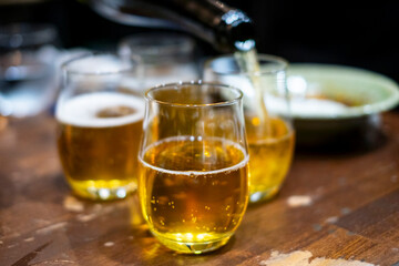 ビールを注ぐ