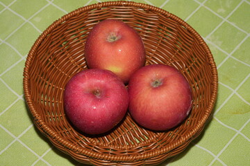 Apples are one of the most popular and widely consumed fruits globally, known for their crisp texture, sweet-tart flavor, and versatility in culinary applications.|蘋果