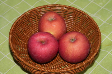 Apples are one of the most popular and widely consumed fruits globally, known for their crisp texture, sweet-tart flavor, and versatility in culinary applications.|蘋果