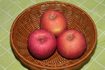 Apples are one of the most popular and widely consumed fruits globally, known for their crisp texture, sweet-tart flavor, and versatility in culinary applications.|蘋果