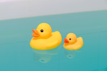 湯船に浮かぶ黄色いアヒルの玩具