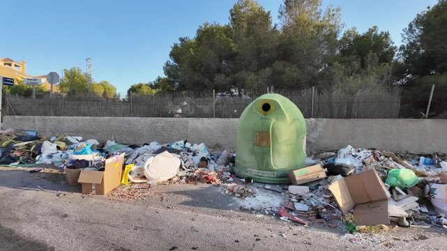 In Los Altos, Orihuela Costa, overflowing garbage and debris highlight the local municipality's challenges in managing waste collection efficiently.
