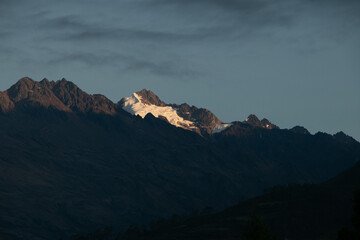 Montañas con nevado en amanecer cubierto de nieve 