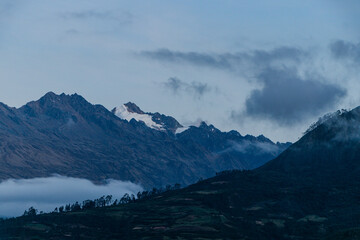 Montañas con nevado en amanecer cubierto de nieve 