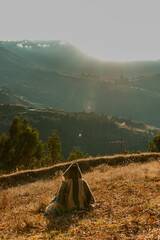 persona de espaldas viendo hacia el horizonte frente a una montaña en un amanecer 