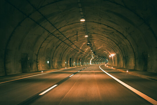 Fototapeta Najdłuższy tunel pozamiejski w Polsce drążony w skale.