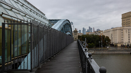 Fototapeta premium An intriguing view of Moscows urban landscape featuring a river and modern architecture