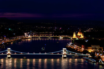 nocna panorama Budapesztu z widokiem na mosty na Dunaju © piotr