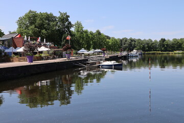 Obraz premium Le port fluvial sur le canal de l'Est, ville de Epinal, département des Vosges, France