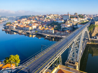 Obraz premium Porto view from Miradouro da Serra do Pilar at early summer morning
