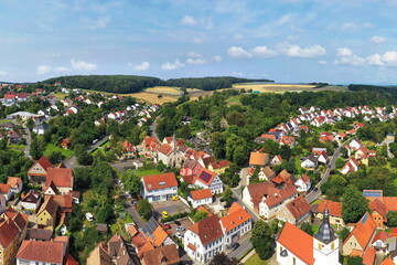 Ein Luftbild von Maßbach mit Blick auf eine malerische Stadtansicht mit zahlreichen roten...