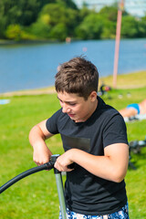 Obraz premium An enthusiastic guy is diligently pumping an inflatable SUP board.