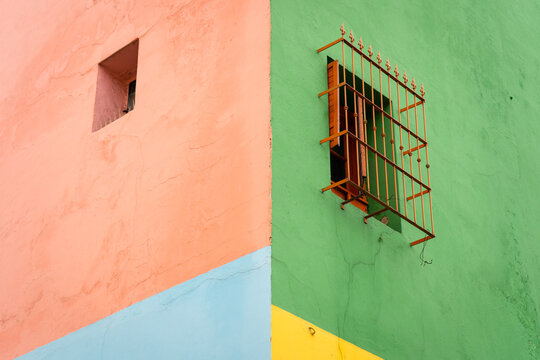 Paredes coloridas del Paseo Caminito del barrio La Boca, en Buenos Aires, Argentina