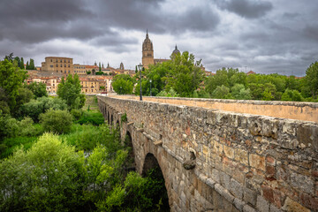 Obraz premium Roman Bridge in the Old Town of Salamanca, Spain