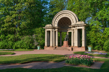 Obraz premium View of the Rossi Pavilion and the monument to the first mistress of Pavlovsk Park, Empress Maria Feodorovna on a sunny summer day, Pavlovsk, Saint Petersburg, Russia