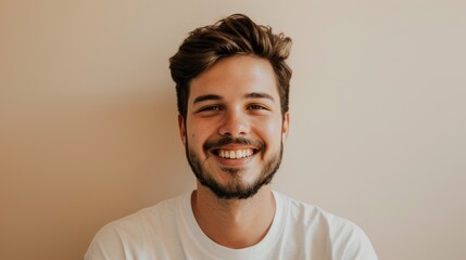 Obraz premium Portrait of a young adult with a radiant smile against a bright background