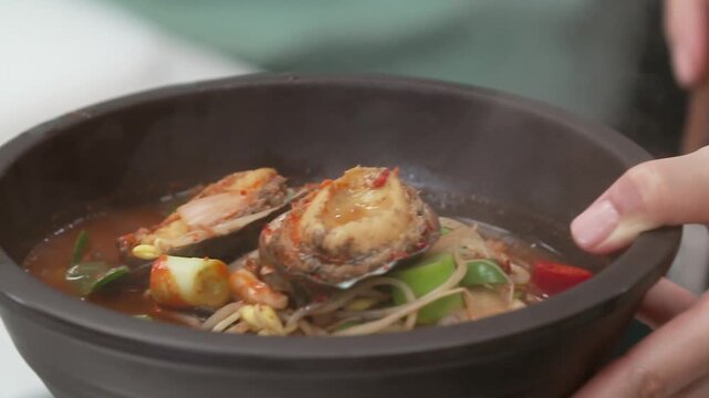뜨겁고 매콤한 전복 뚝배기 찌개 한 그릇