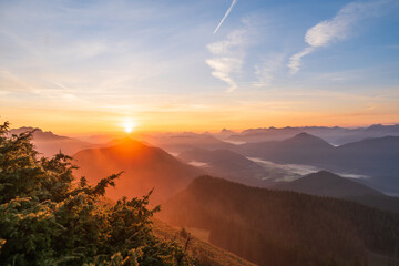 Sonnenaufgang am Berg