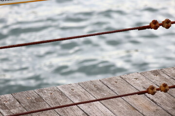 曇りの日の海と桟橋の風景