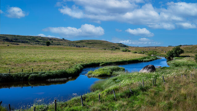 Paysage pittoresque du plateau de l'Aubrac sur le chemin de Saint Jacques de Compostelle en &eacute;t&eacute;