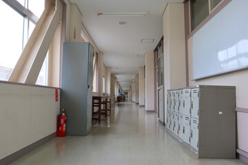 放課後の学校の廊下の風景