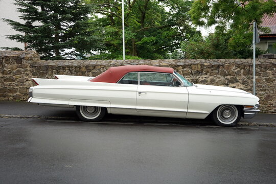 Cadillac deVille Cabriolet der Sechzigerjahre mit Stoffverdeck in Rot am 27.07.2024 beim Oldtimertreffen Golden Oldies in Wettenberg Krofdorf-Gleiberg bei Gie&szlig;en in Hessen
