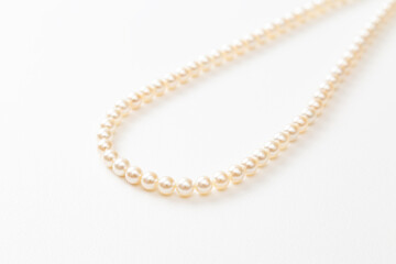 白背景に真珠のネックレス