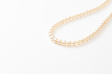 白背景に真珠のネックレス