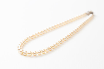 白背景に真珠のネックレス