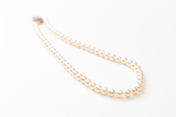 白背景に真珠のネックレス