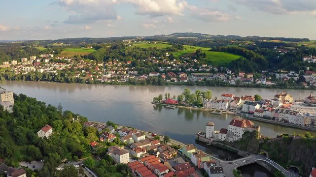 Passau  ist ein Stadt in  Niederbayern, Deutschland. Passau liegt  am Zusammenfluss von Donau, Inn und Ilz .