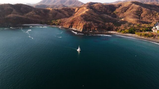 Playa Danta y Playa Dantita en el oceano pacifico de Costa Rica con el agua azul y un yate listo para ver el atardecer