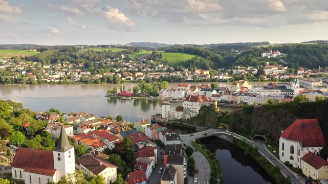 Passau  ist ein Stadt in  Niederbayern, Deutschland. Passau liegt  am Zusammenfluss von Donau, Inn und Ilz .