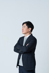 腕組みをする50代男性