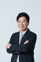 腕組みをする50代男性